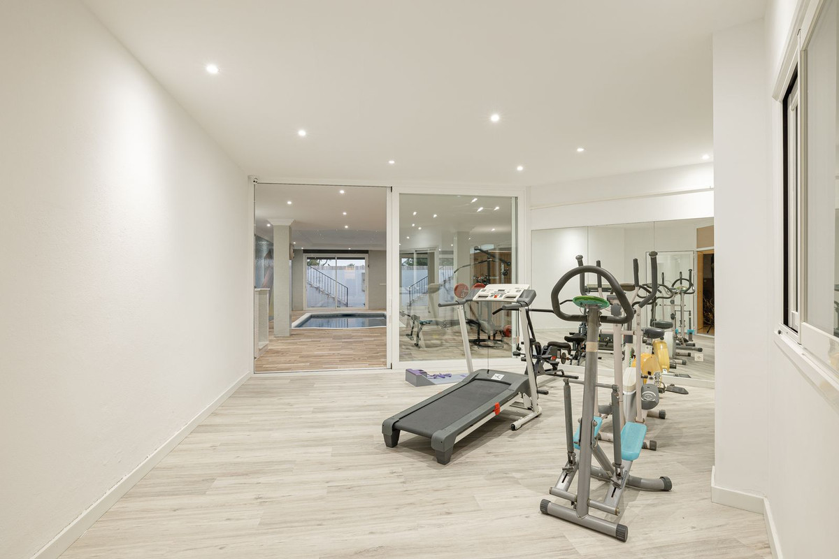 6 Bed Townhouse for sale in El Paraiso Costa Del Sol, Málaga, Spain