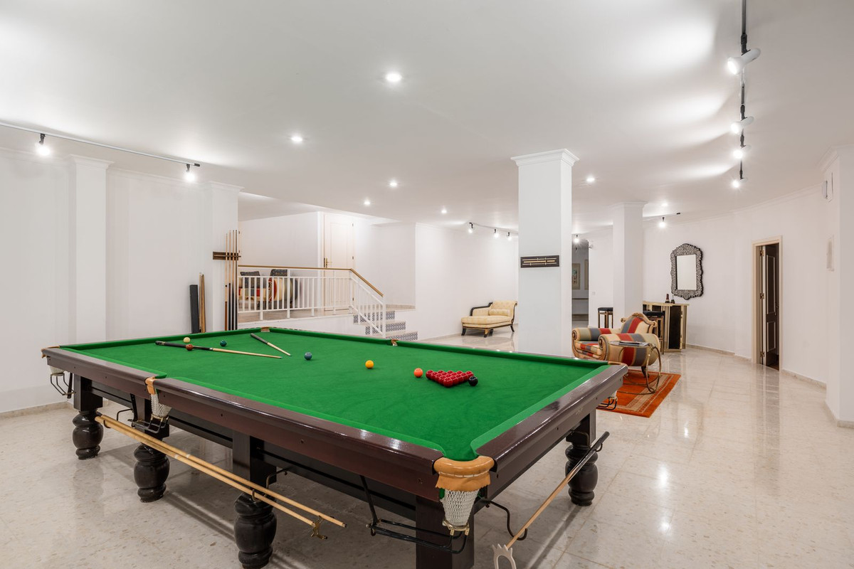 6 Bed Townhouse for sale in El Paraiso Costa Del Sol, Málaga, Spain