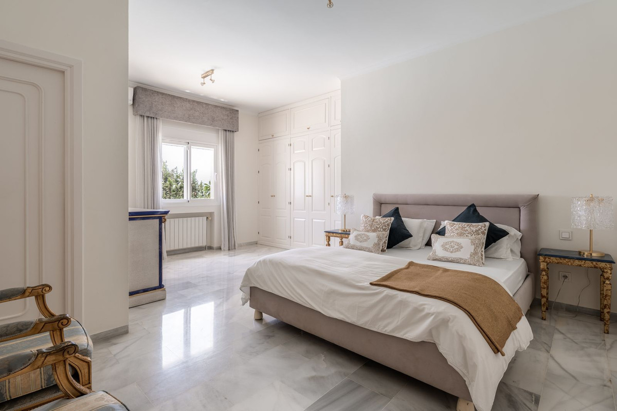 6 Bed Townhouse for sale in El Paraiso Costa Del Sol, Málaga, Spain