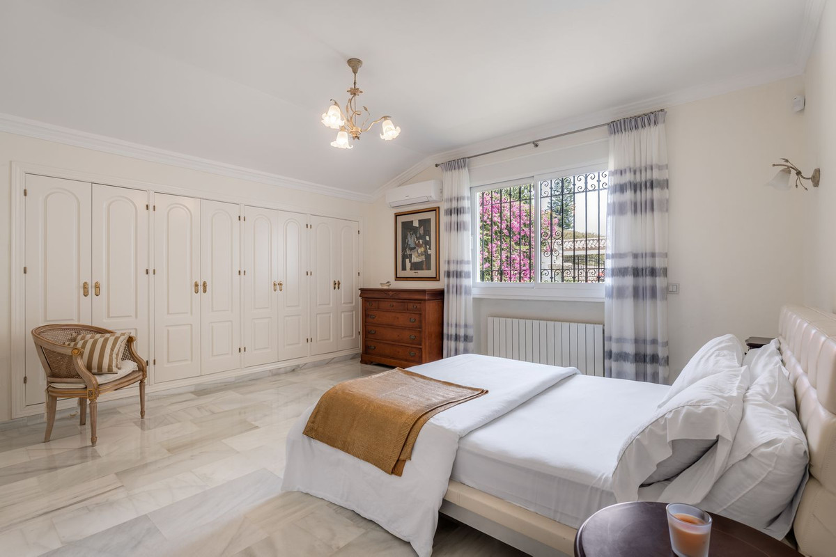 6 Bed Townhouse for sale in El Paraiso Costa Del Sol, Málaga, Spain