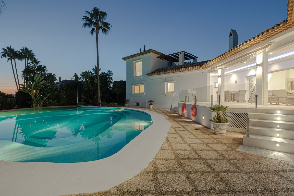 6 Bed Townhouse for sale in El Paraiso Costa Del Sol, Málaga, Spain