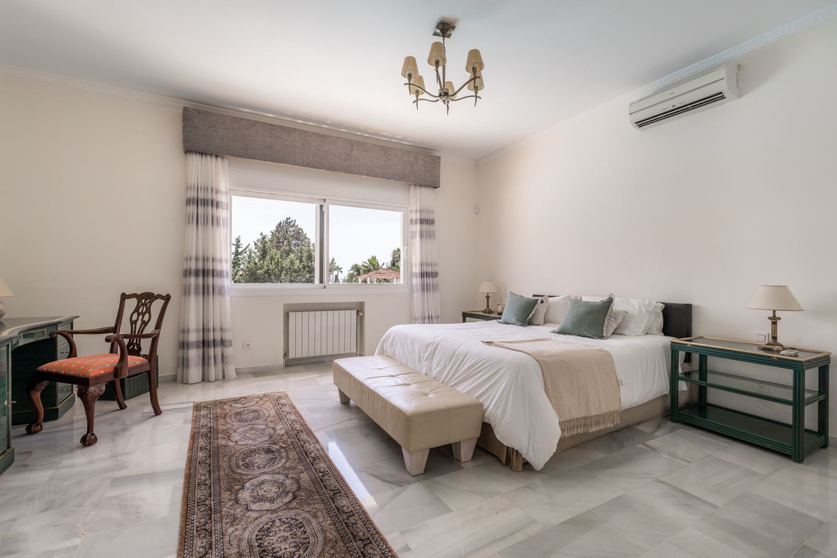 6 Bed Townhouse for sale in El Paraiso Costa Del Sol, Málaga, Spain