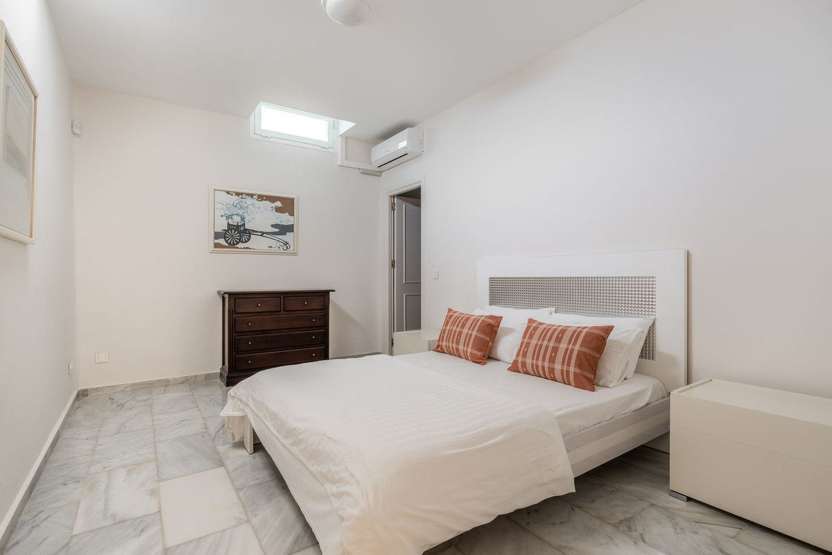 6 Bed Townhouse for sale in El Paraiso Costa Del Sol, Málaga, Spain