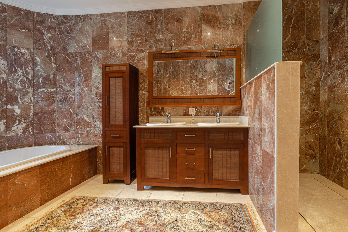 6 Bed Townhouse for sale in El Paraiso Costa Del Sol, Málaga, Spain
