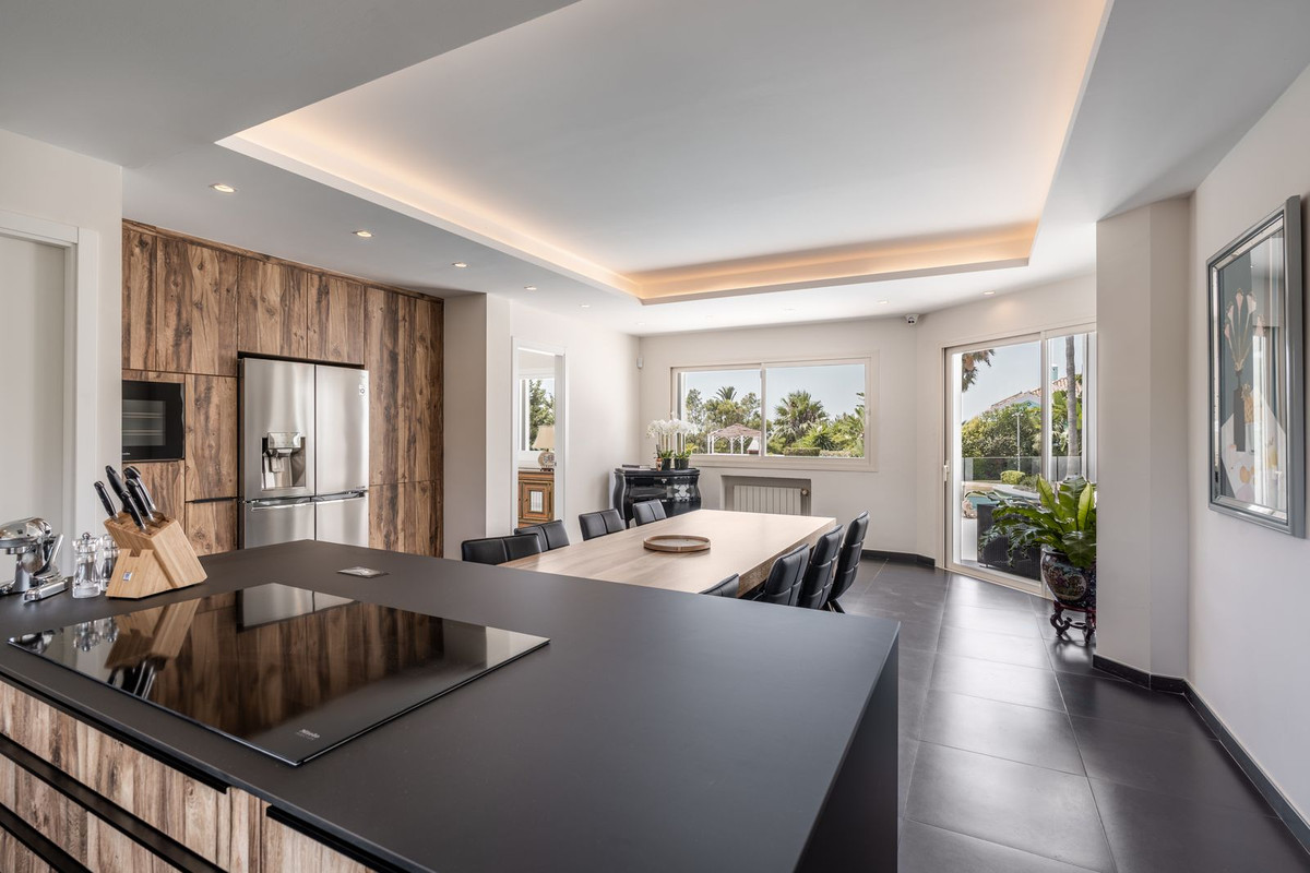 6 Bed Townhouse for sale in El Paraiso Costa Del Sol, Málaga, Spain