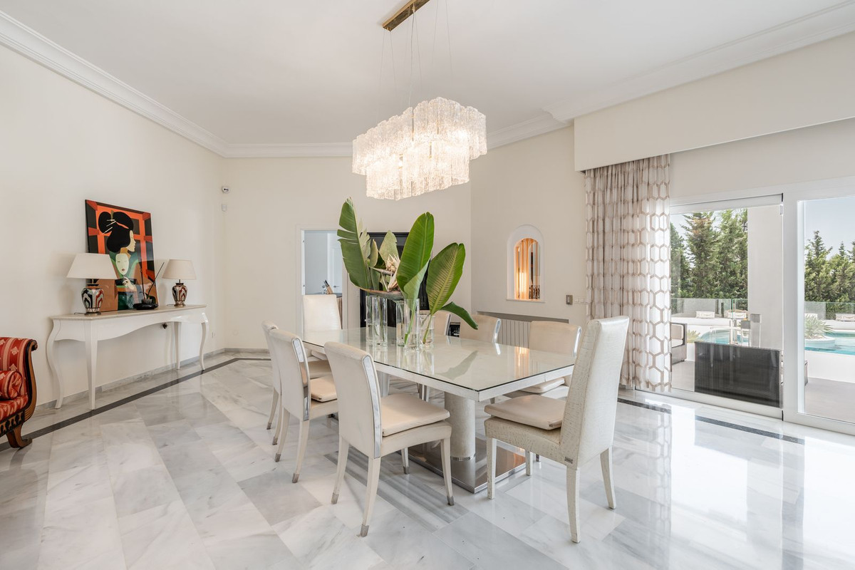 6 Bed Townhouse for sale in El Paraiso Costa Del Sol, Málaga, Spain