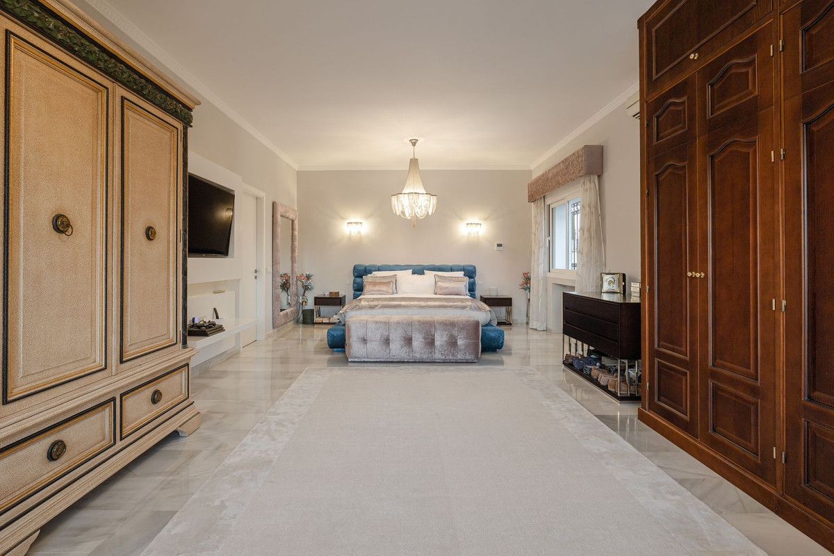 6 Bed Townhouse for sale in El Paraiso Costa Del Sol, Málaga, Spain