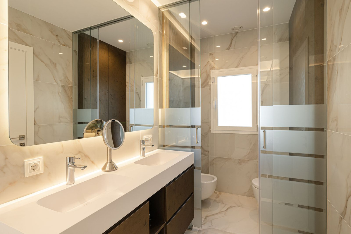 6 Bed Townhouse for sale in El Paraiso Costa Del Sol, Málaga, Spain