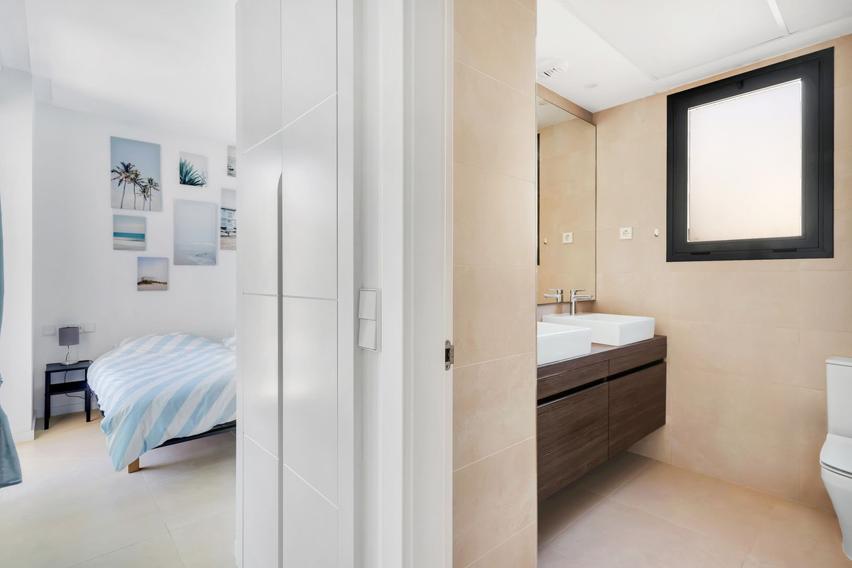 4 Bed Apartment for sale in Fuengirola Costa Del Sol, Málaga, Spain