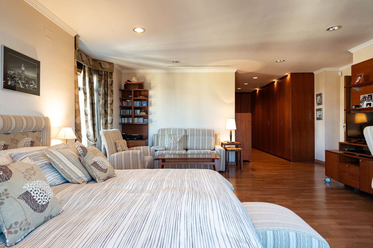 Se vende Villa - Chalet de 7 dormitorios en Málaga Ciudad, Málaga, España