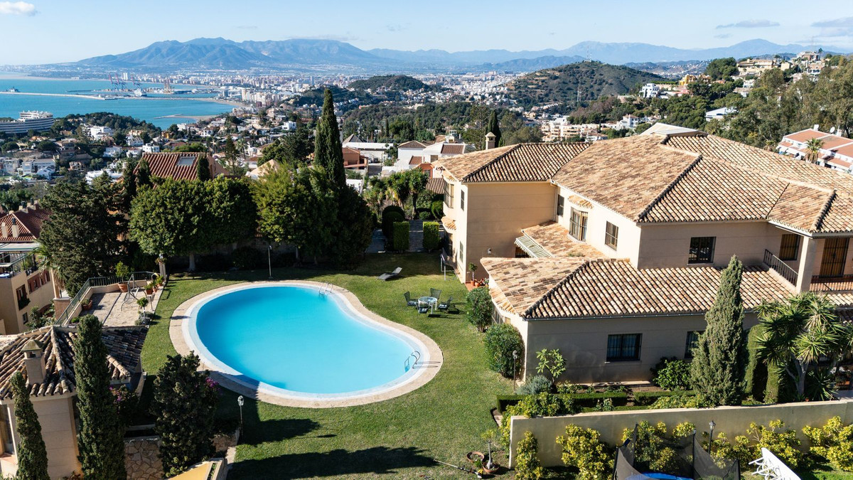 Se vende Villa - Chalet de 7 dormitorios en Málaga Ciudad, Málaga, España