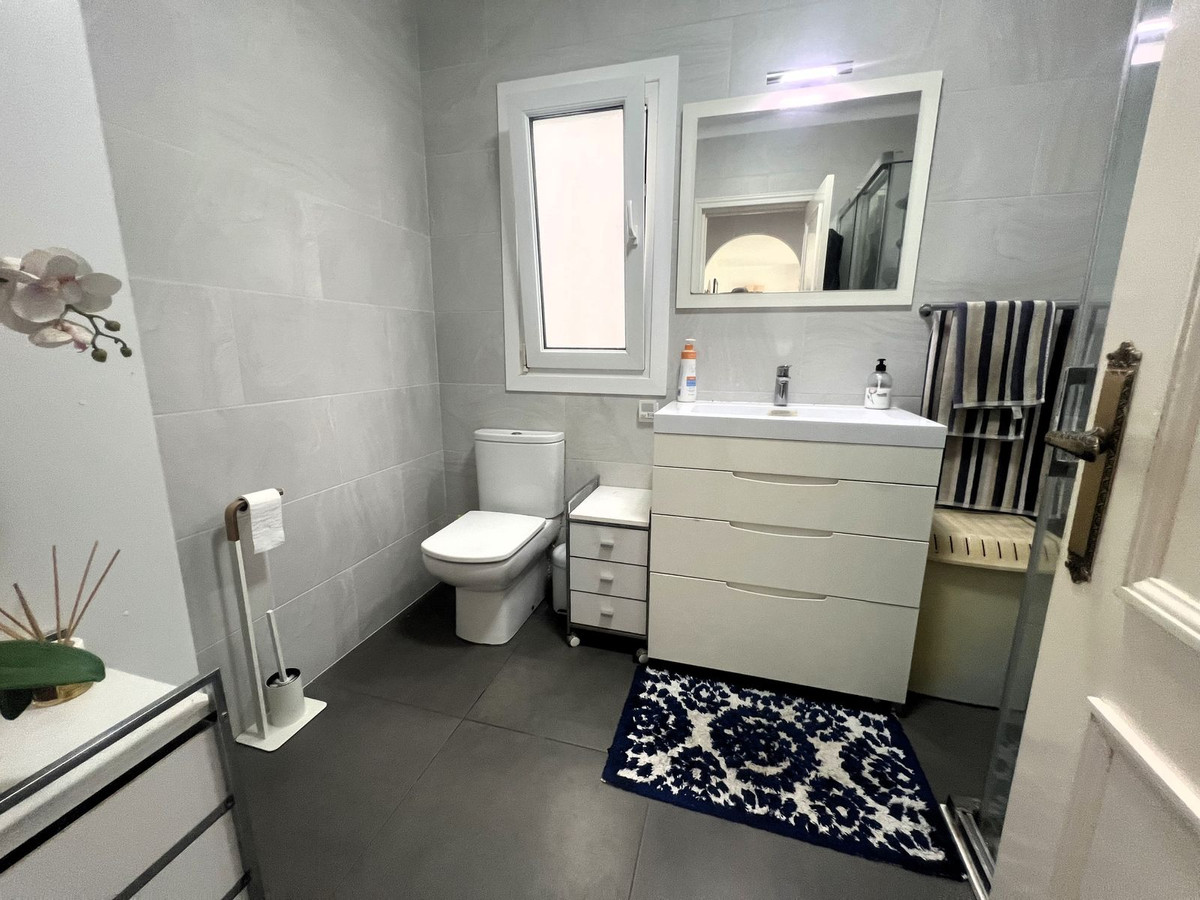 2 Bed Apartment for sale in El Paraiso Costa Del Sol, Málaga, Spain
