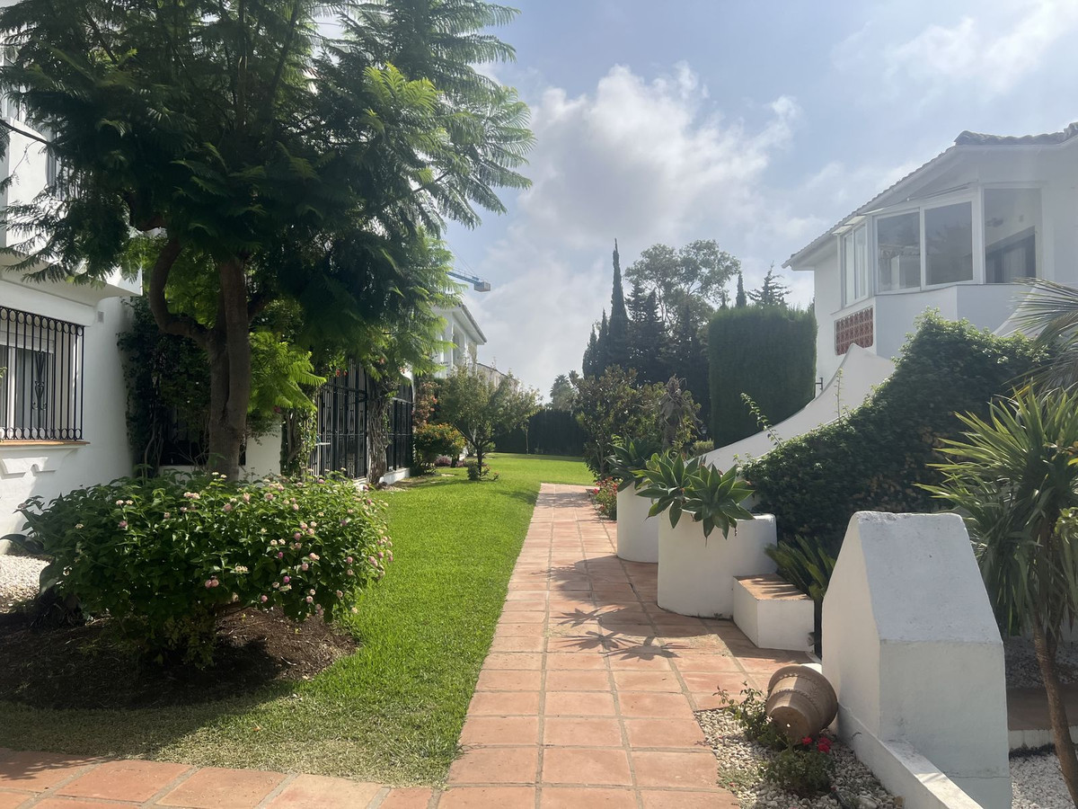 2 Bed Apartment for sale in El Paraiso Costa Del Sol, Málaga, Spain