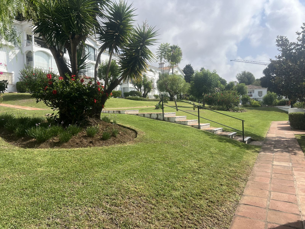 2 Bed Apartment for sale in El Paraiso Costa Del Sol, Málaga, Spain