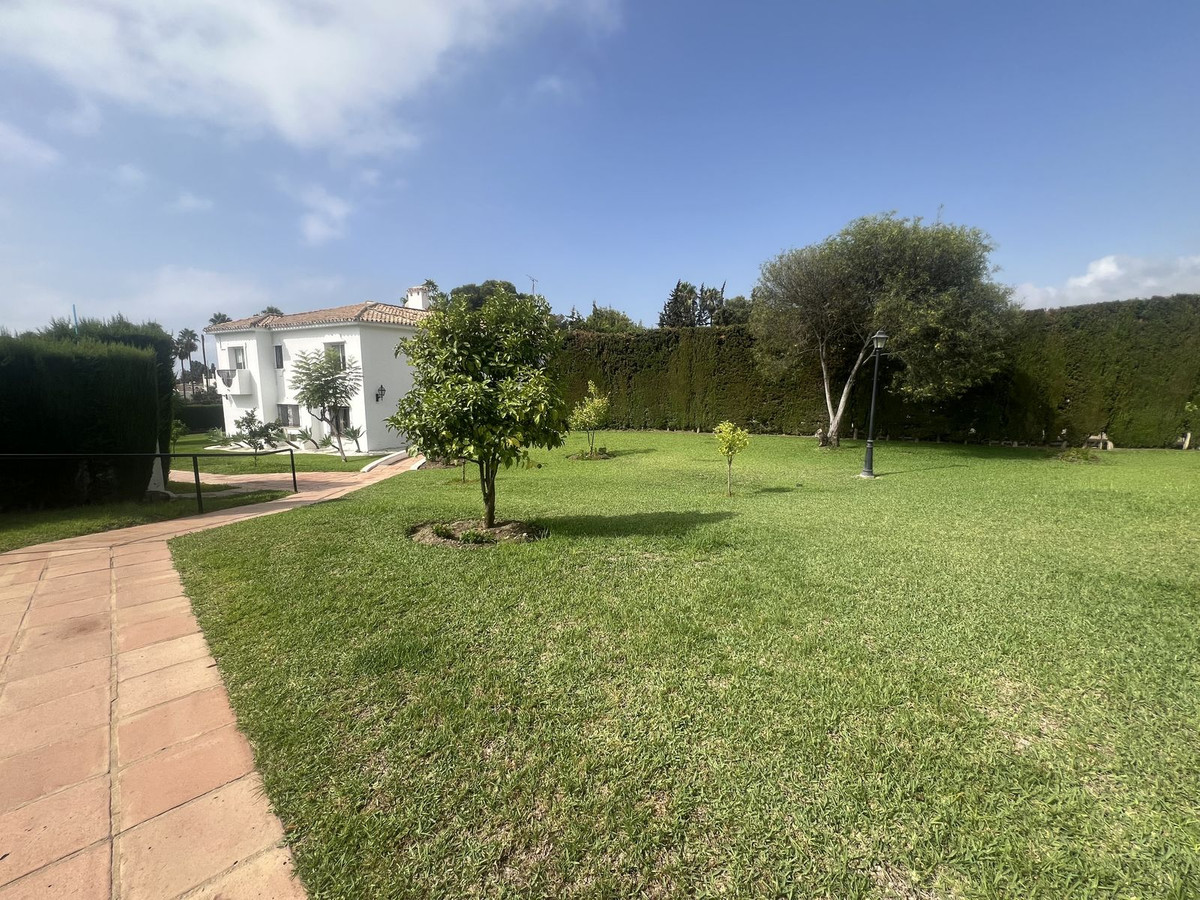 2 Bed Apartment for sale in El Paraiso Costa Del Sol, Málaga, Spain