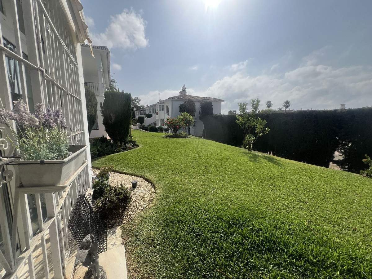 2 Bed Apartment for sale in El Paraiso Costa Del Sol, Málaga, Spain
