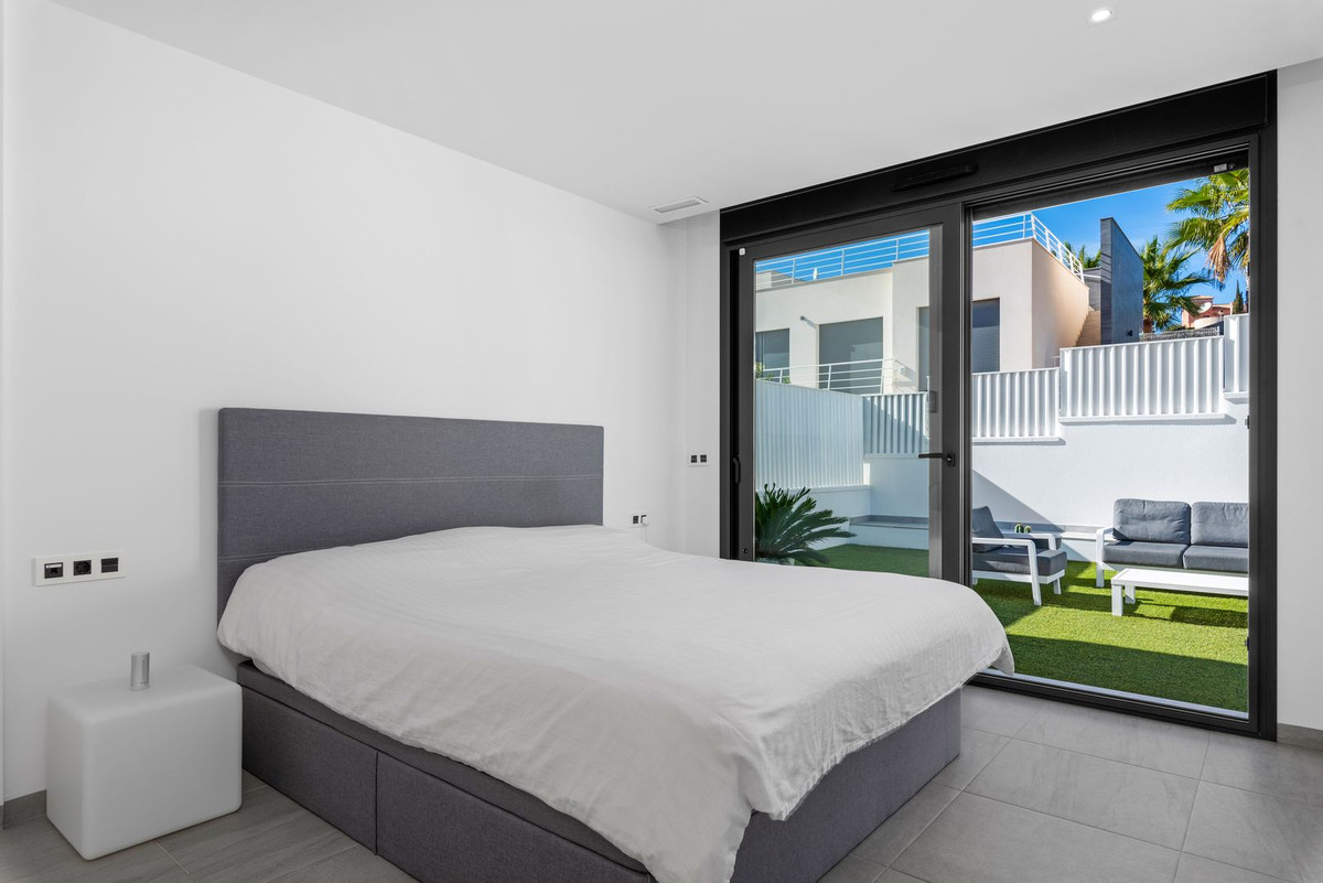 Se vende Villa - Chalet de 4 dormitorios en Costa Blanca, Alicante, España