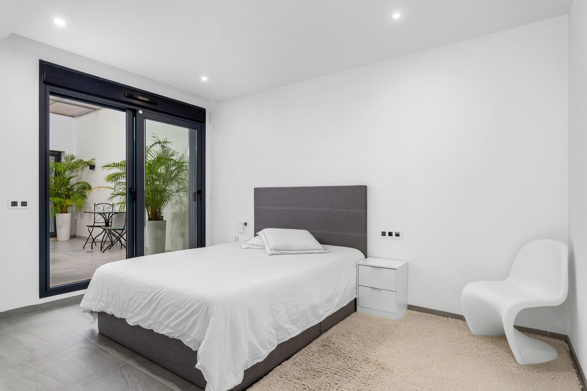 Se vende Villa - Chalet de 4 dormitorios en Costa Blanca, Alicante, España