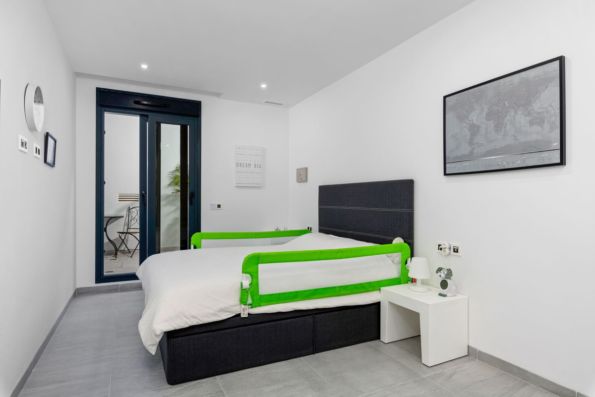 Se vende Villa - Chalet de 4 dormitorios en Costa Blanca, Alicante, España