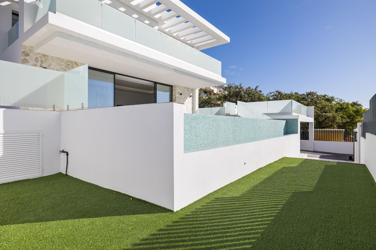 6 Bed Townhouse for sale in La Cala De Mijas Costa Del Sol, Málaga, Spain