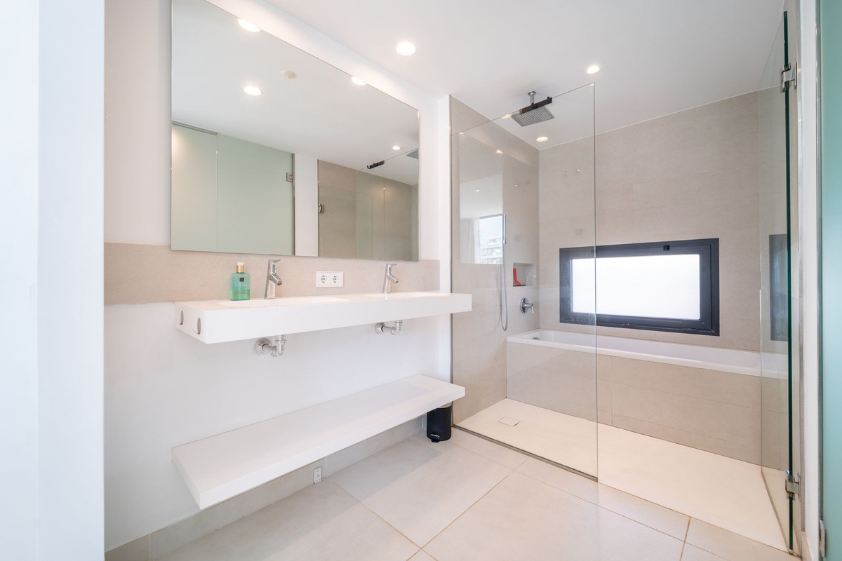 3 Bed Apartment for sale in Fuengirola Costa Del Sol, Málaga, Spain