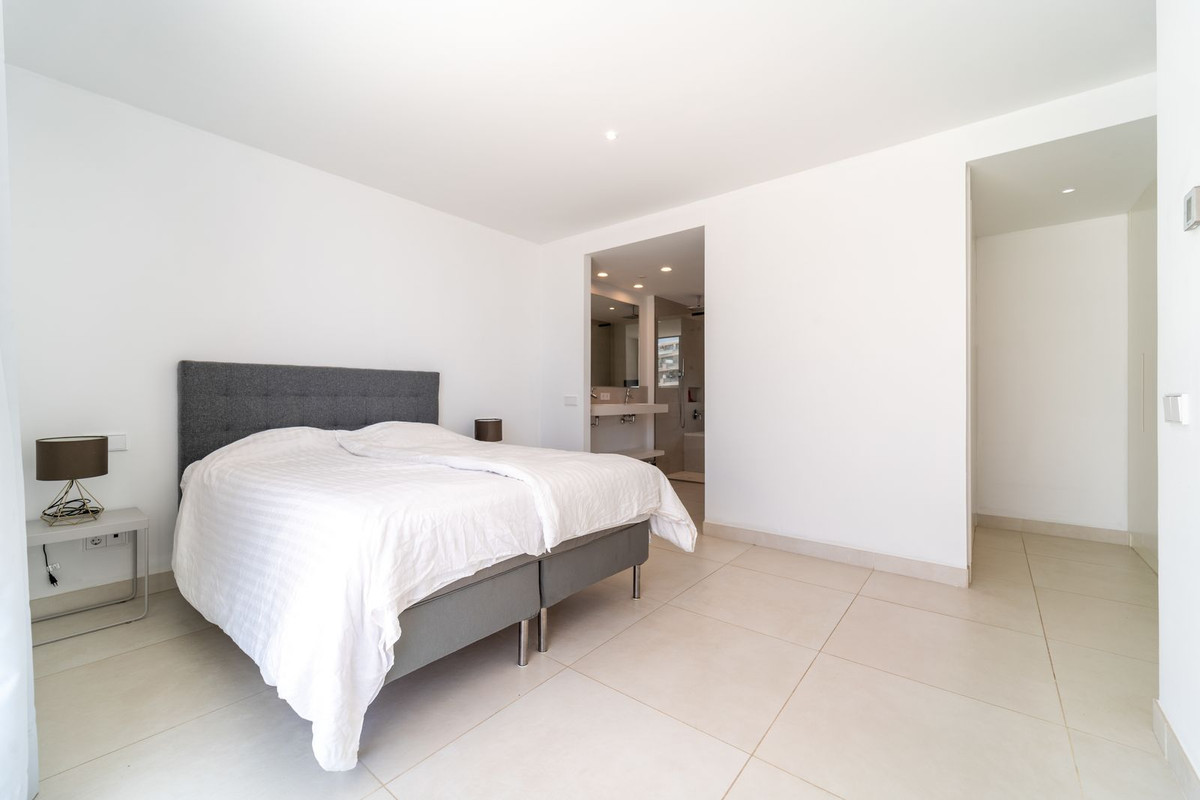 3 Bed Apartment for sale in Fuengirola Costa Del Sol, Málaga, Spain