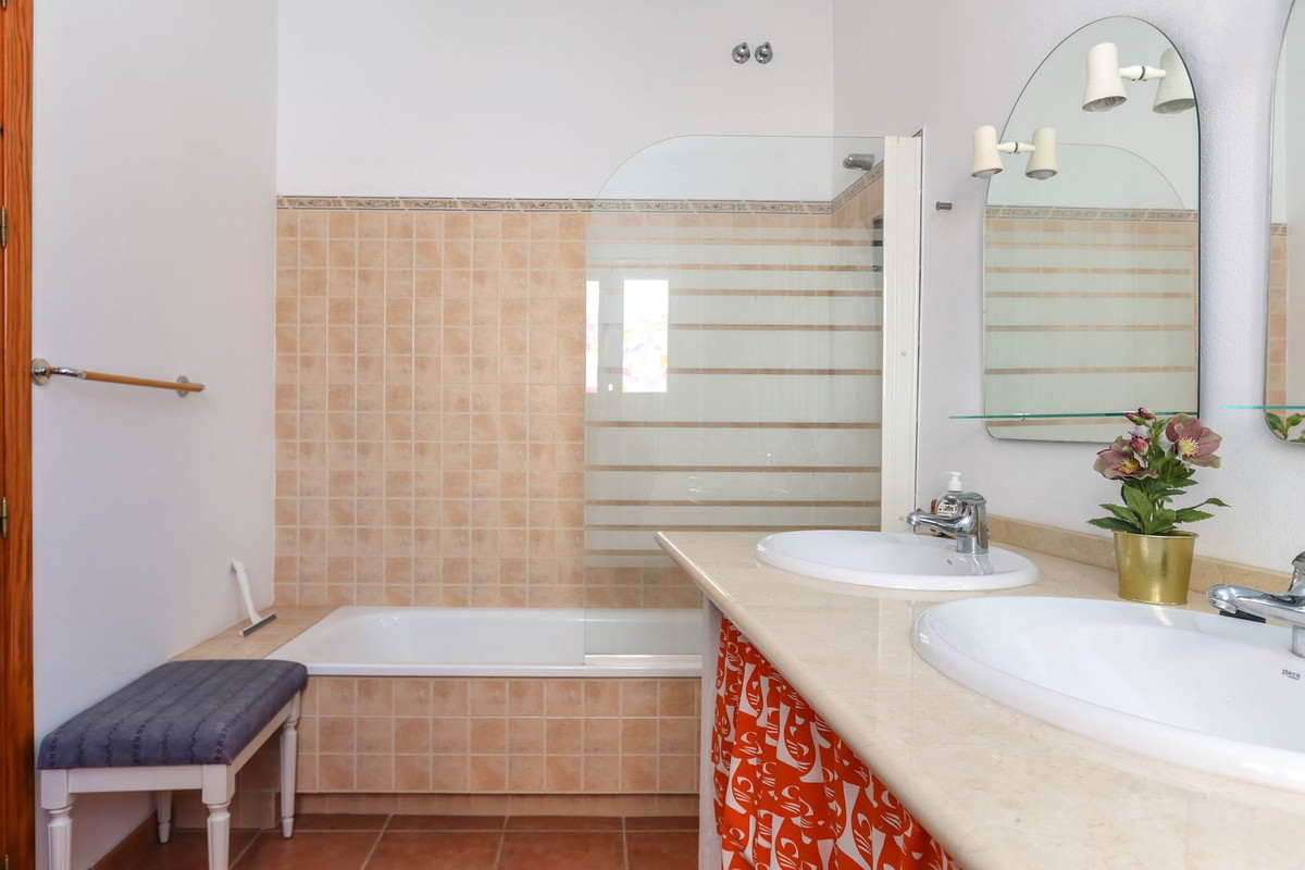 Se vende Cama y Desayuno de 6 dormitorios en Costa Del Sol, Málaga, España