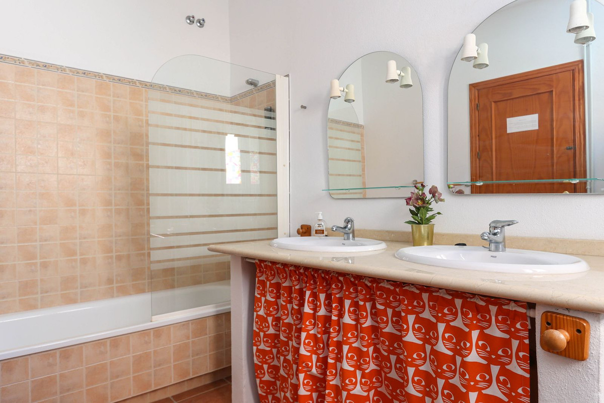 Se vende Cama y Desayuno de 6 dormitorios en Costa Del Sol, Málaga, España