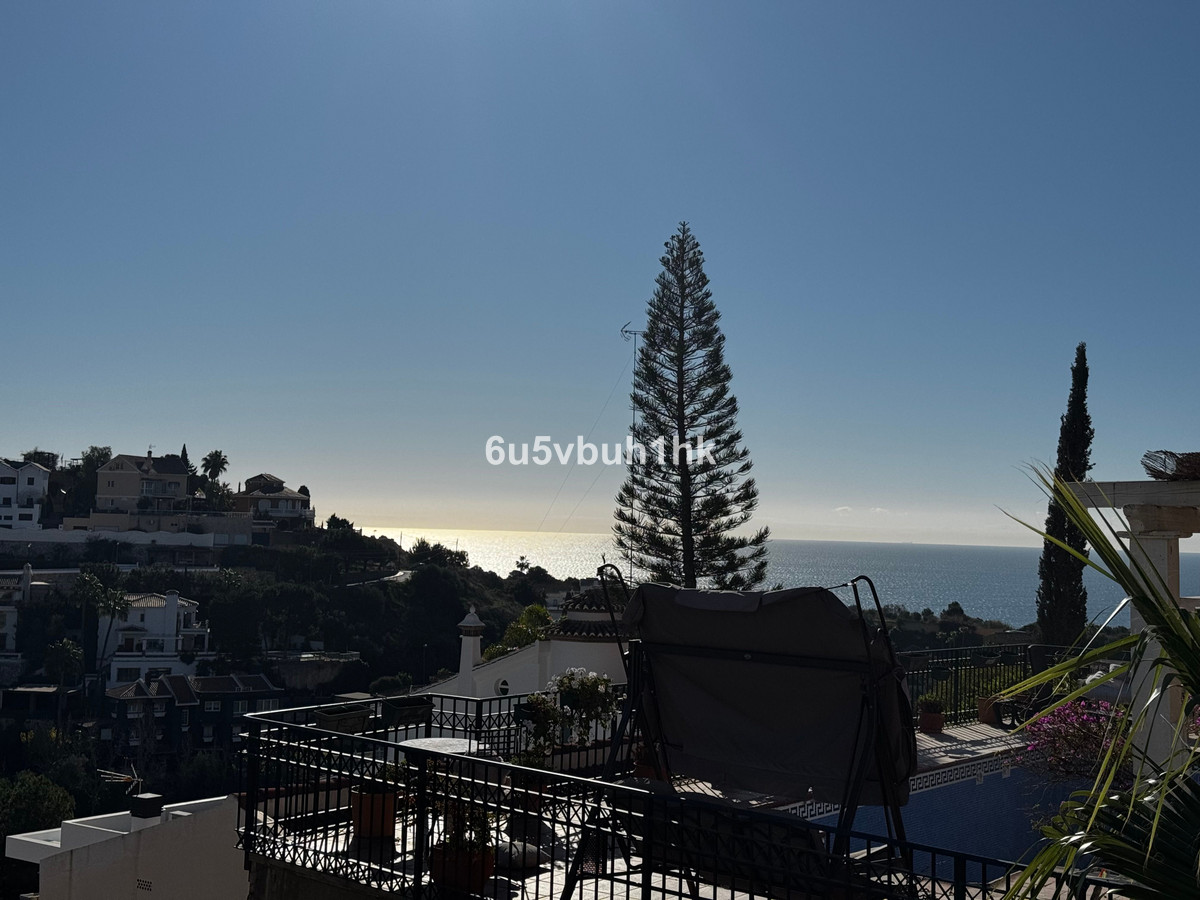 Se vende Villa - Chalet de 4 dormitorios en Málaga Ciudad, Málaga, España