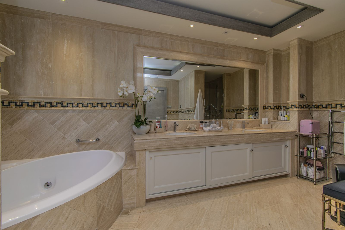 Se vende Apartamento Planta Media de 4 dormitorios en Costa Del Sol, Málaga, España