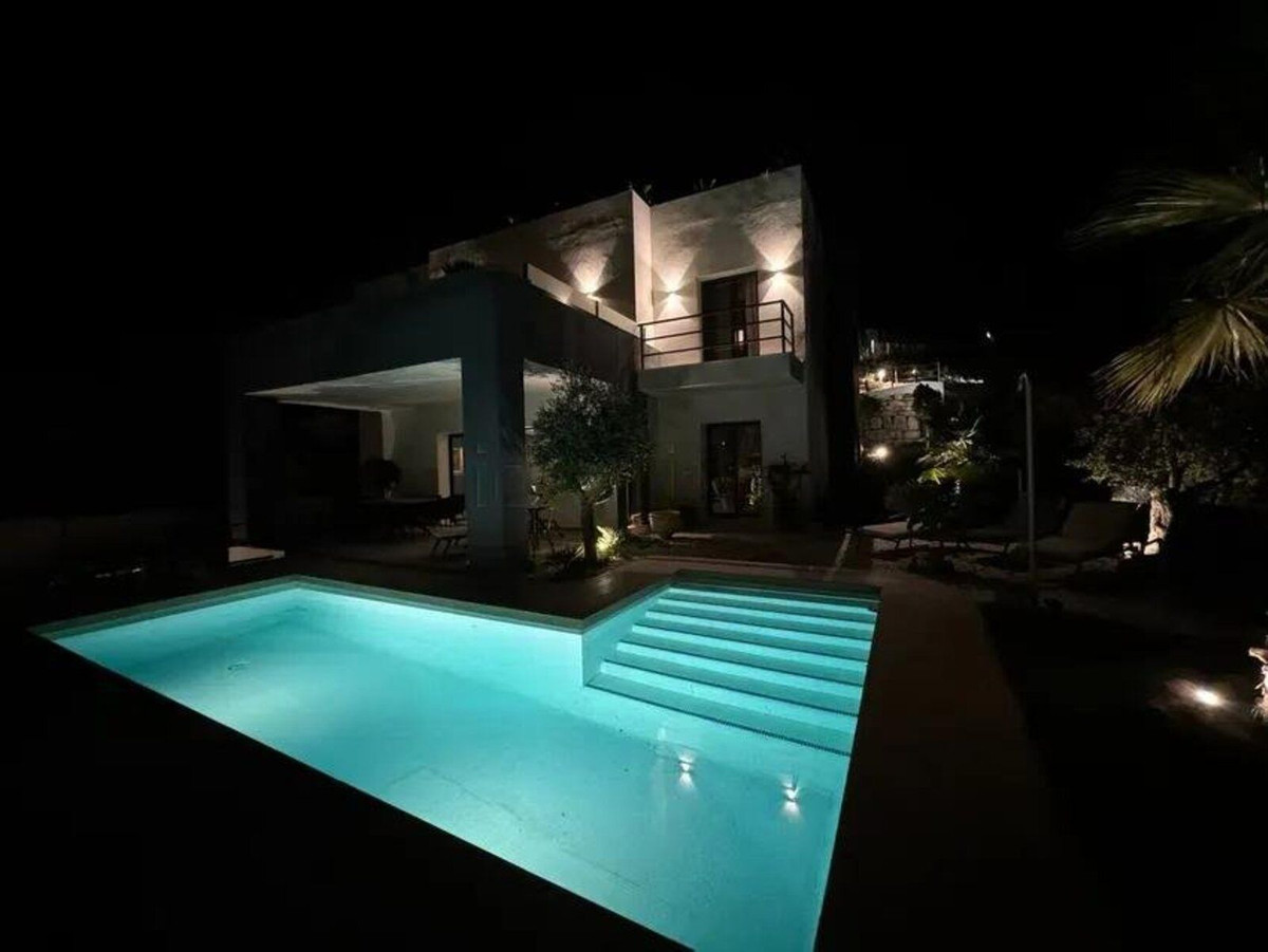 Se vende Villa - Chalet de 4 dormitorios en Costa Del Sol, Málaga, España