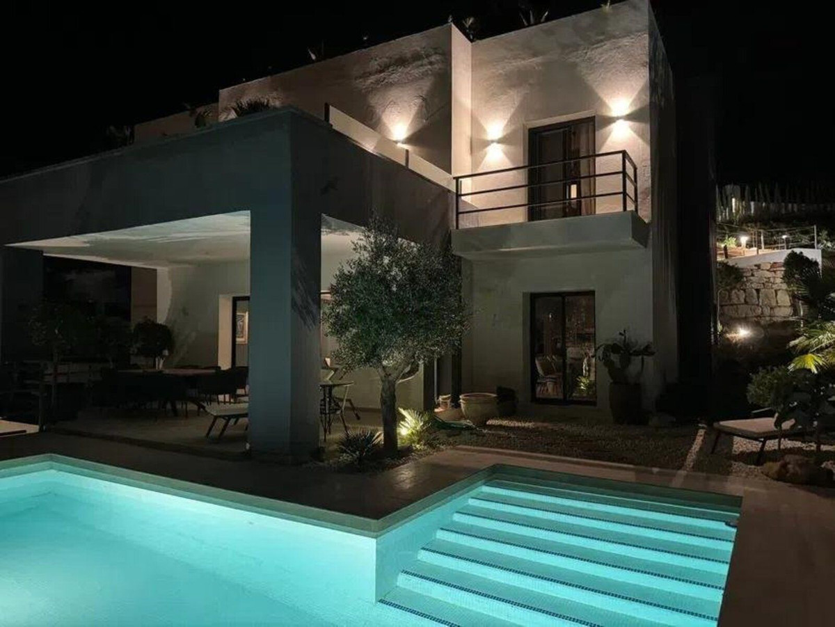 Se vende Villa - Chalet de 4 dormitorios en Costa Del Sol, Málaga, España
