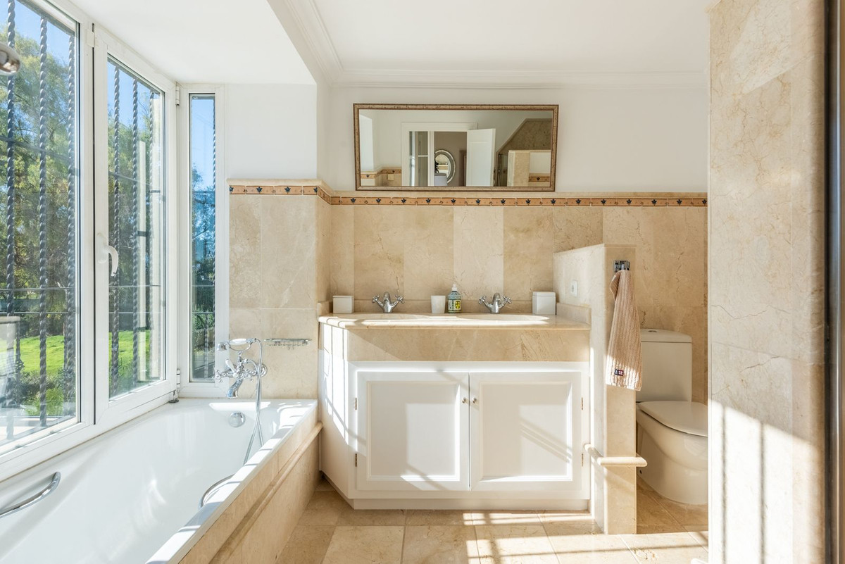 Se vende Villa - Chalet de 5 dormitorios en Costa Del Sol, Málaga, España