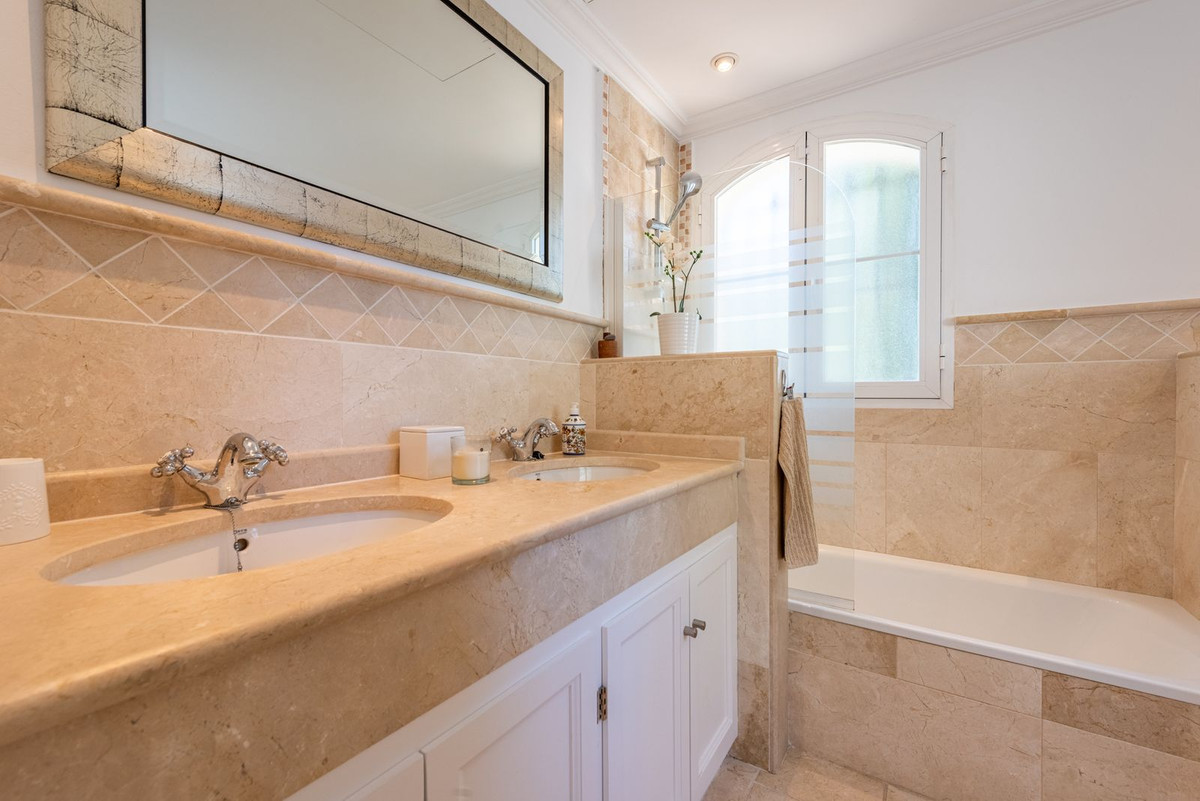 Se vende Villa - Chalet de 5 dormitorios en Costa Del Sol, Málaga, España