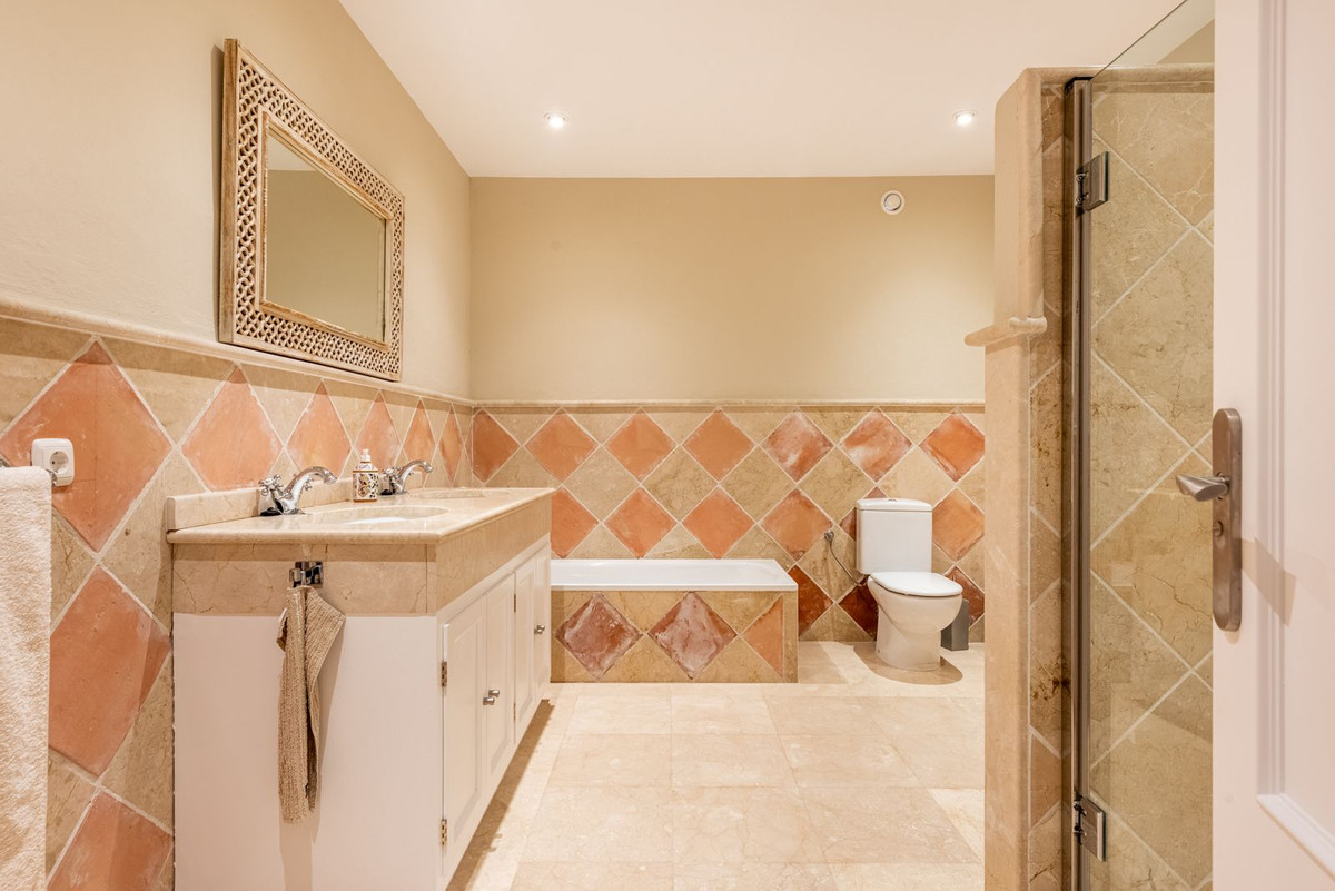 Se vende Villa - Chalet de 5 dormitorios en Costa Del Sol, Málaga, España