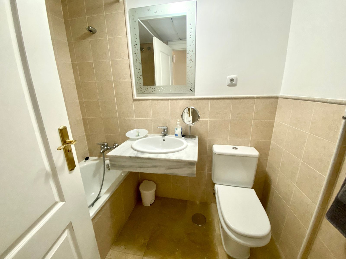 Se vende Apartamento Planta Media de 2 dormitorios en Costa Del Sol, Málaga, España