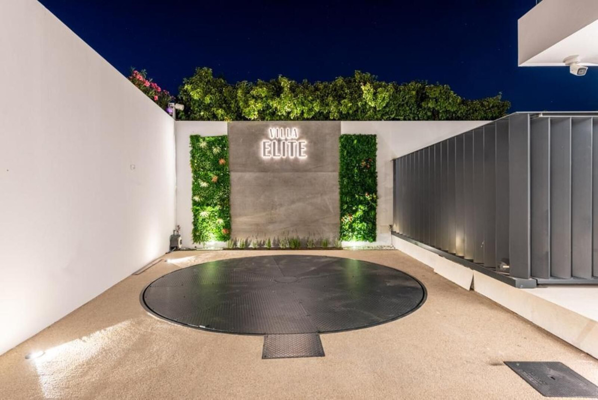 Se vende Villa - Chalet de 6 dormitorios en Costa Del Sol, Málaga, España