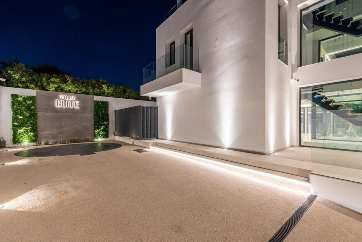 Se vende Villa - Chalet de 6 dormitorios en Costa Del Sol, Málaga, España