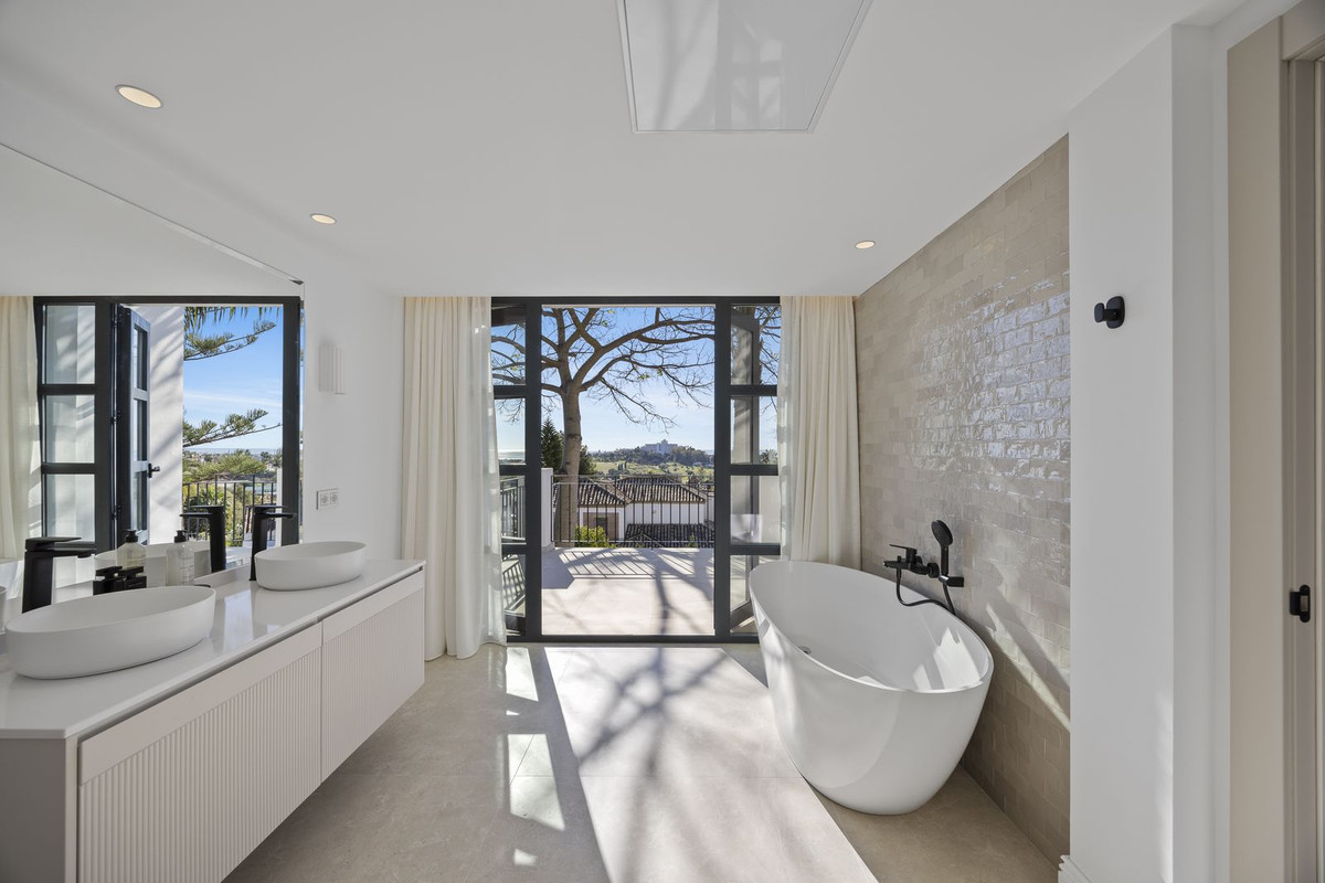 Se vende Villa - Chalet de 5 dormitorios en Costa Del Sol, Málaga, España
