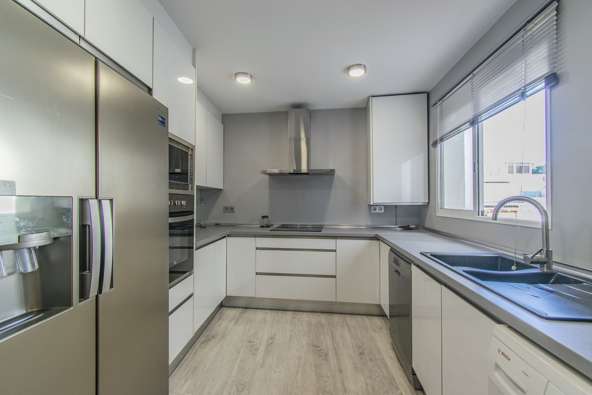 Se vende Apartamento Planta Media de 4 dormitorios en Costa Del Sol, Málaga, España