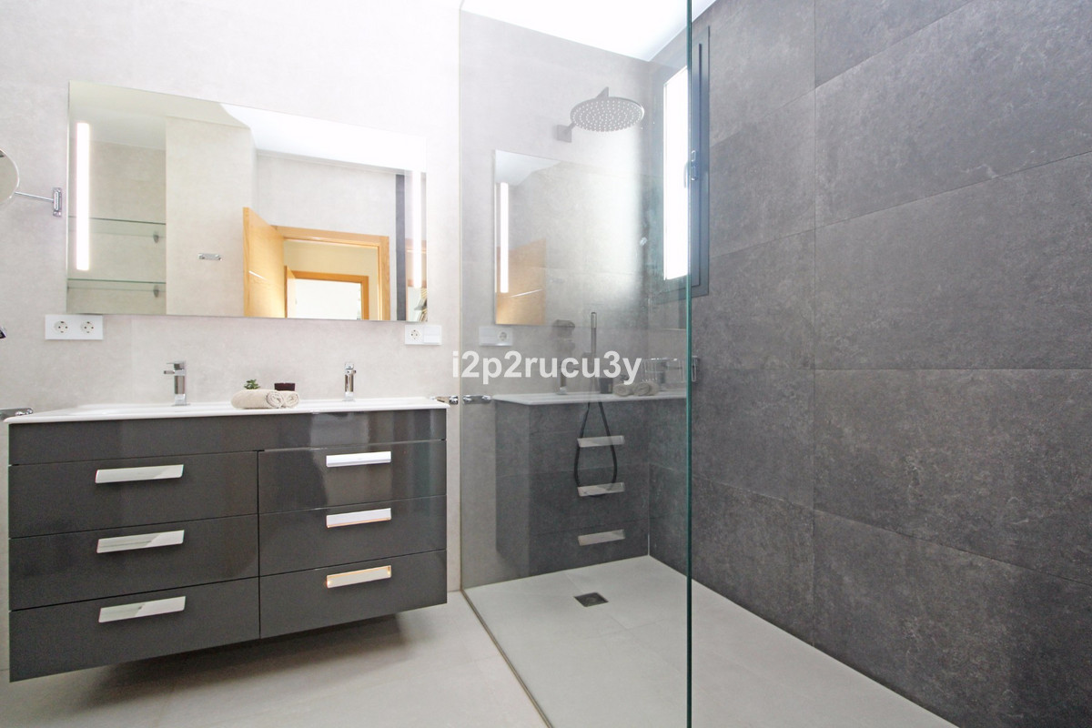 Se vende Villa - Chalet de 4 dormitorios en Costa Blanca, Alicante, España