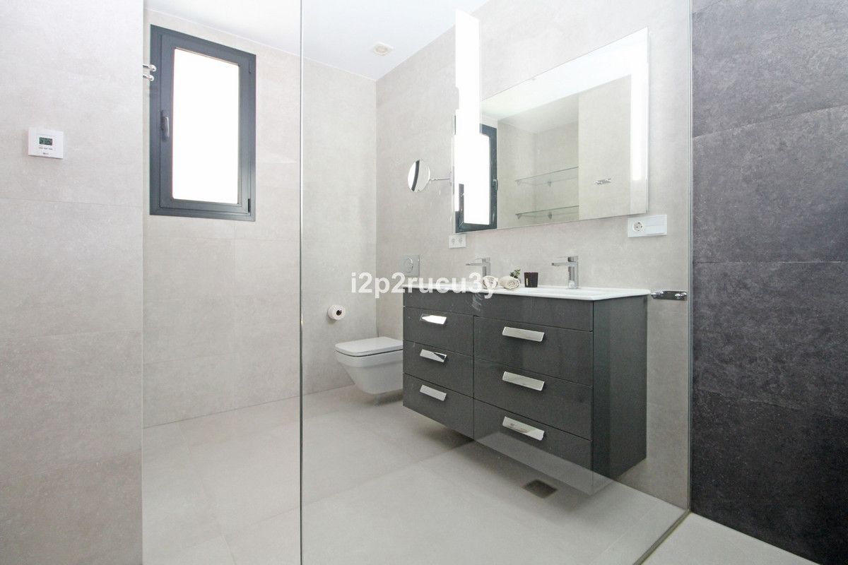 Se vende Villa - Chalet de 4 dormitorios en Costa Blanca, Alicante, España