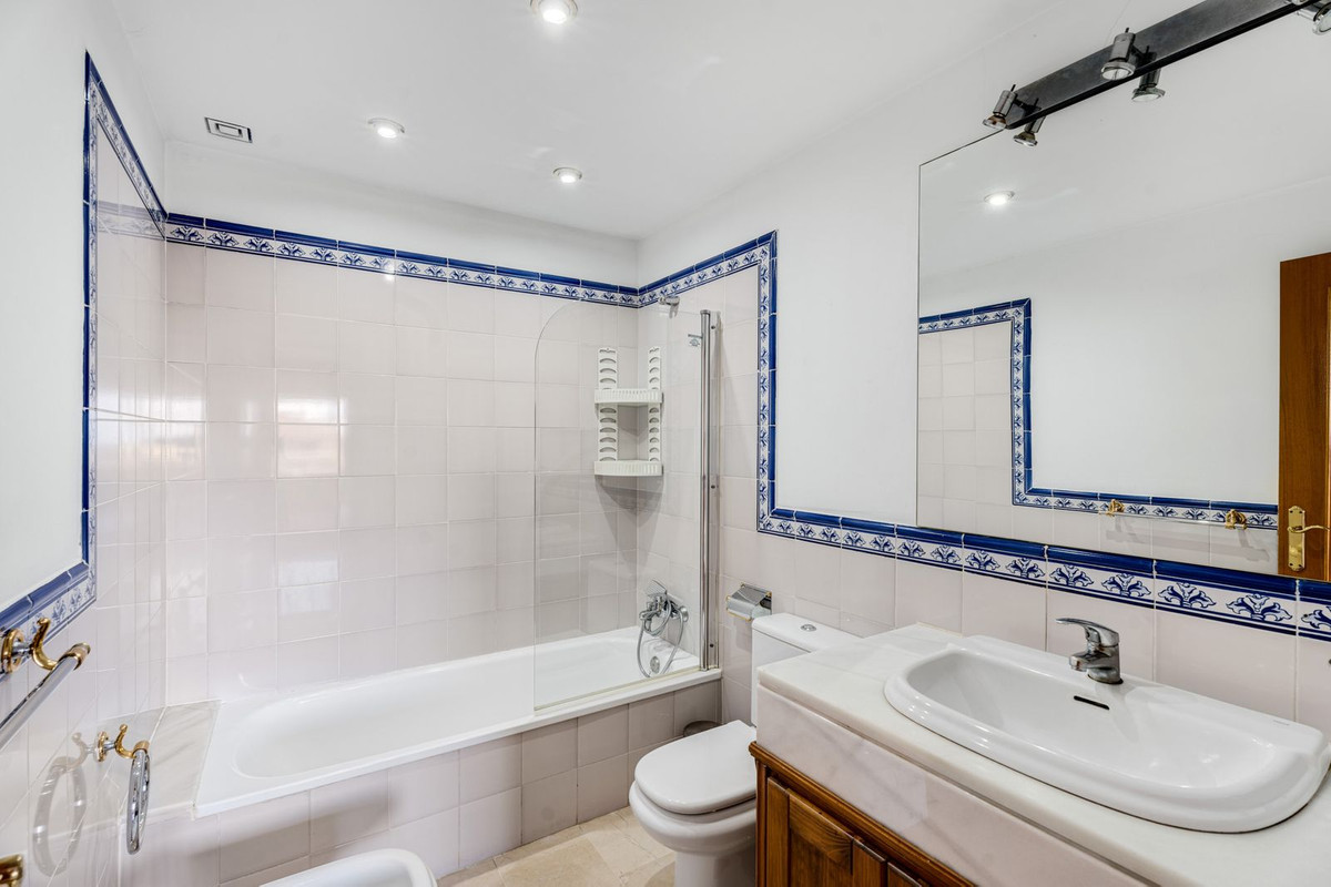 3 Bed Apartment for sale in San Pedro De Alcántara Costa Del Sol, Málaga, Spain