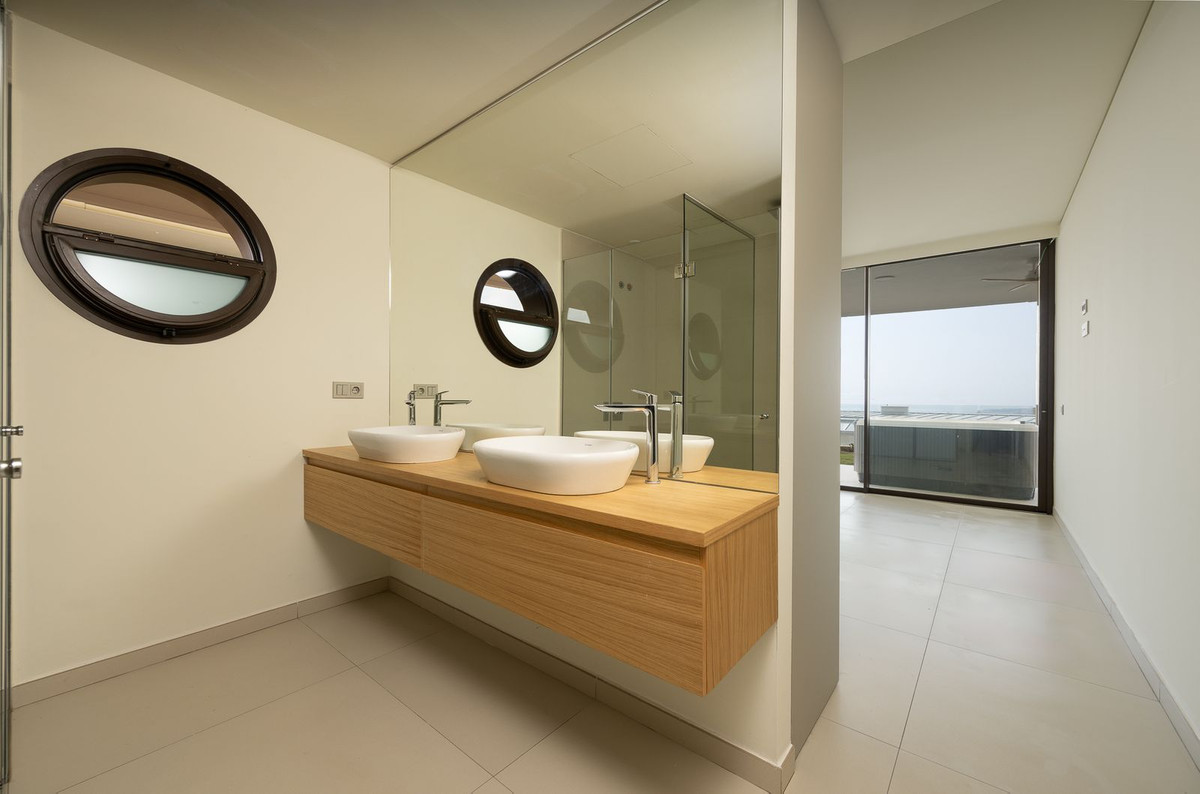 3 Bed Apartment for sale in Fuengirola Costa Del Sol, Málaga, Spain