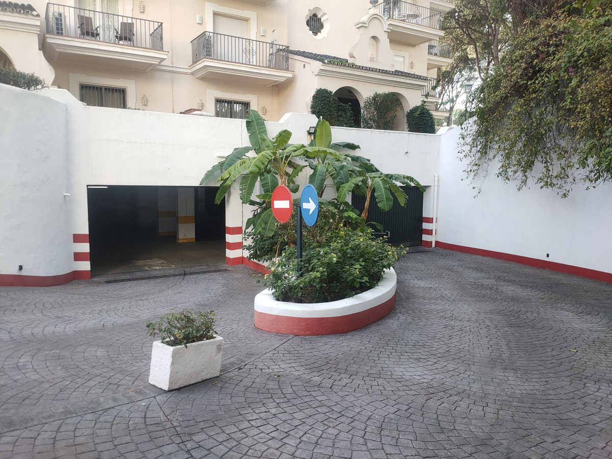 2 Bed Apartment for sale in Puerto Banús Costa Del Sol, Málaga, Spain