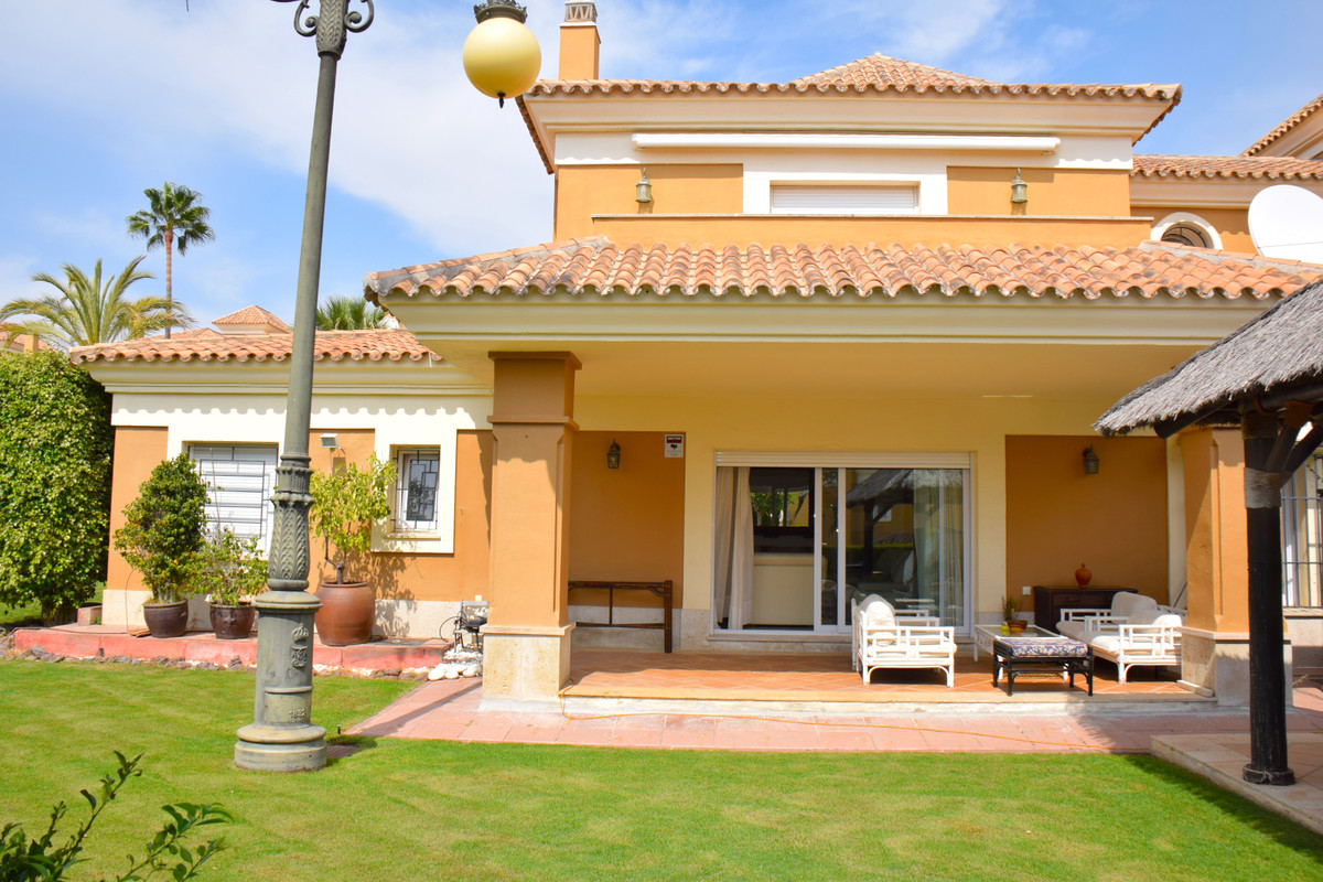 Se vende Pareada de 5 dormitorios en Costa Del Sol, Málaga, España