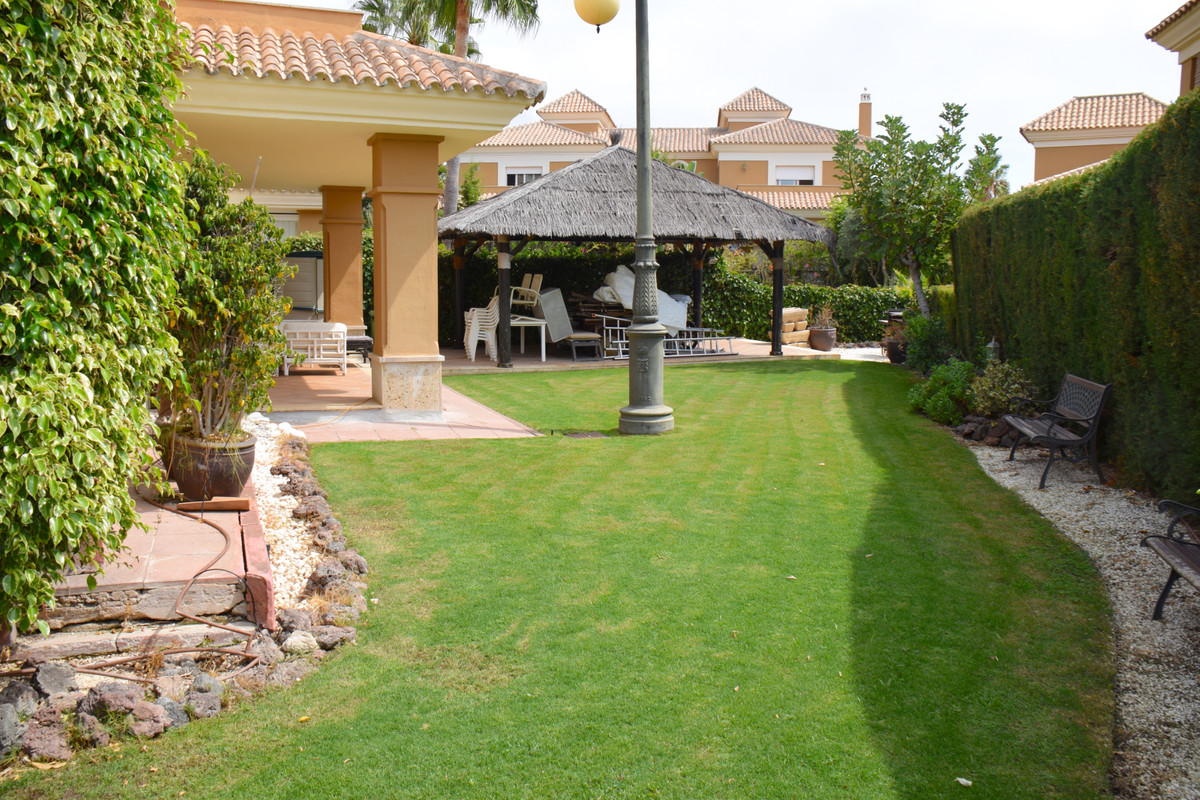 Se vende Pareada de 5 dormitorios en Costa Del Sol, Málaga, España