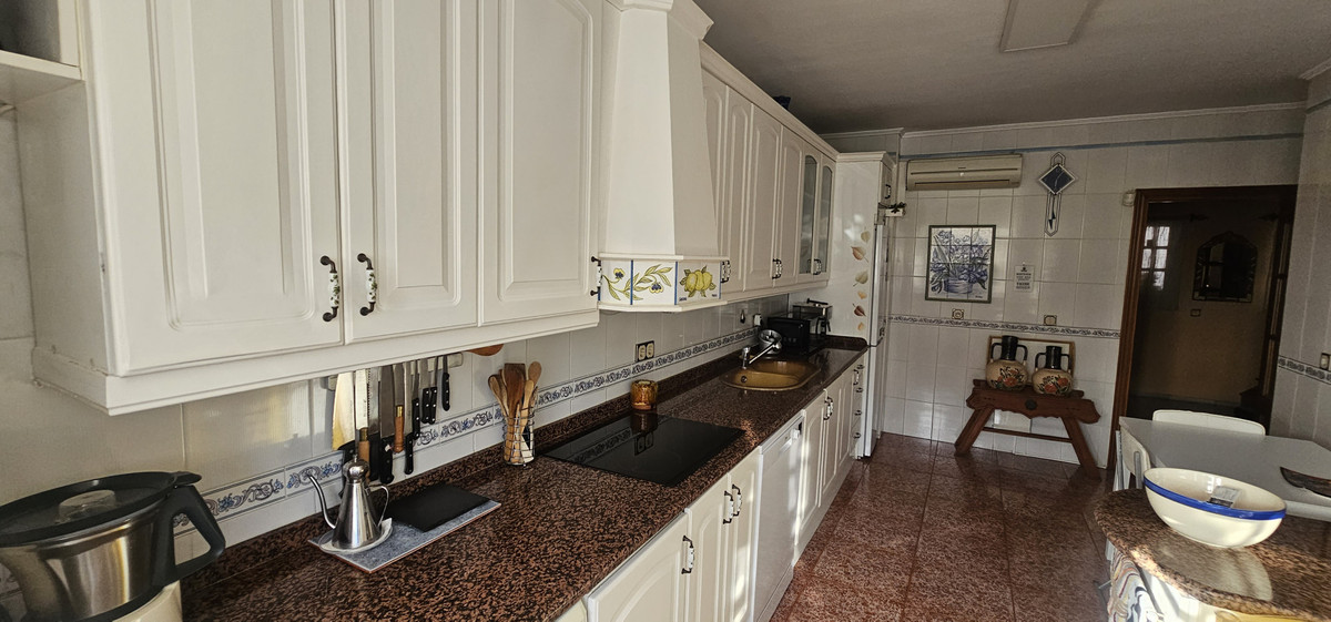 5 Bed Apartment for sale in Fuengirola Costa Del Sol, Málaga, Spain