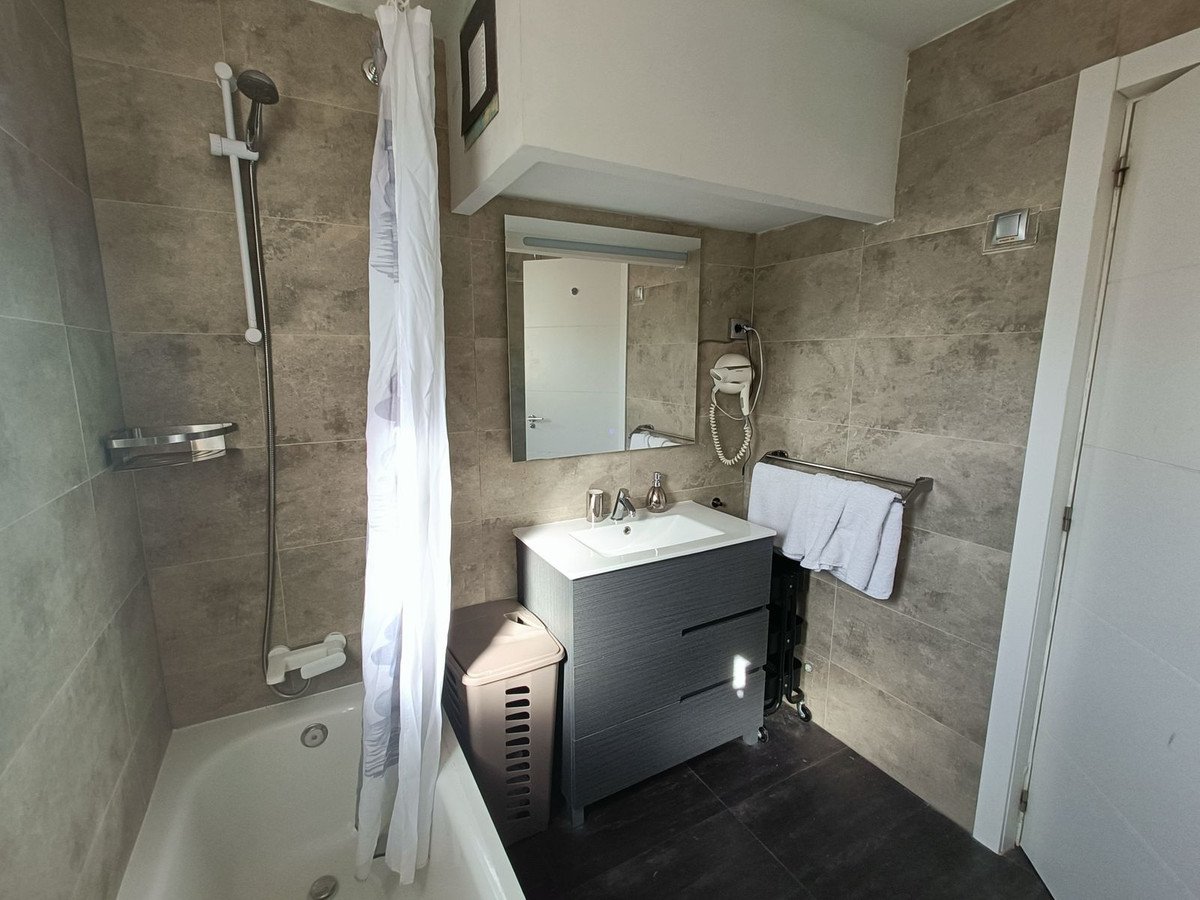 2 Bed Apartment for sale in El Paraiso Costa Del Sol, Málaga, Spain