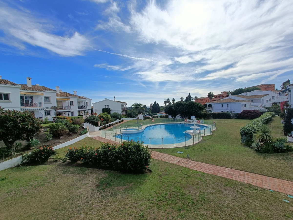 2 Bed Apartment for sale in El Paraiso Costa Del Sol, Málaga, Spain